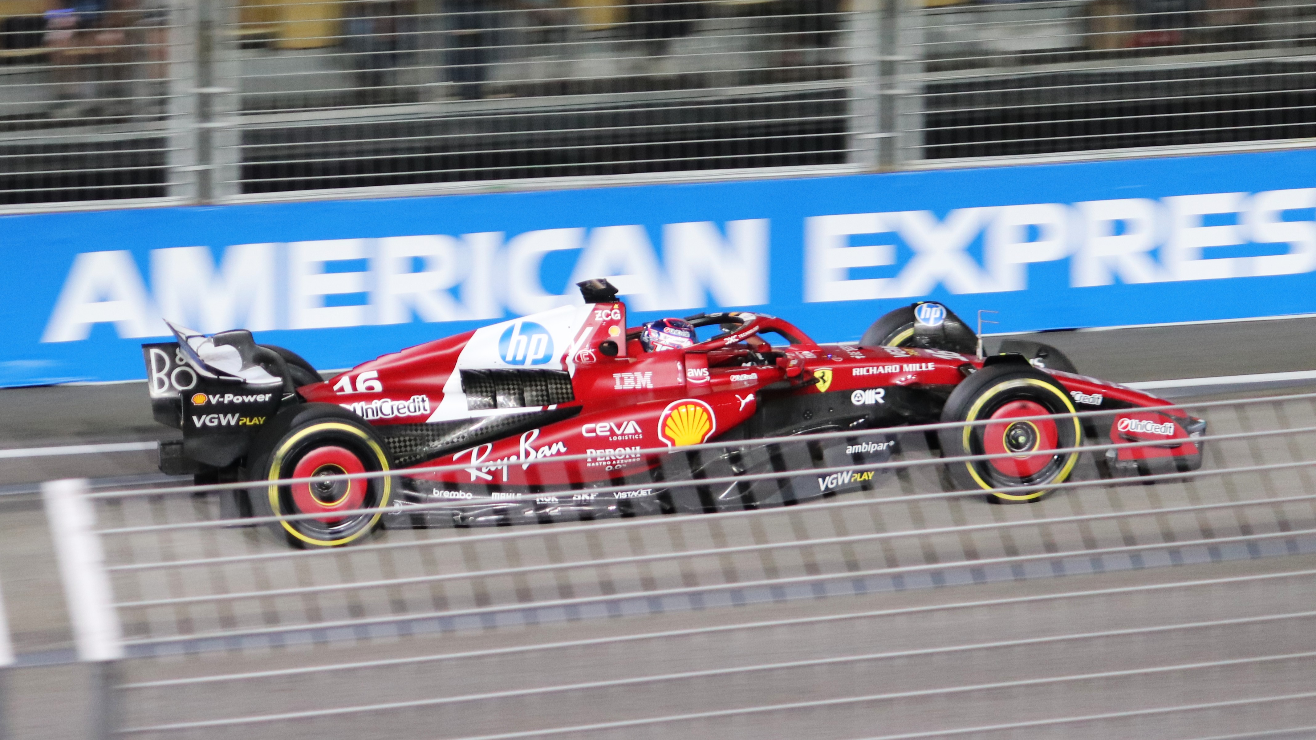 Charles Leclerc 駕駛 Ferrari SF-25 參加 2025 年新加坡大獎賽第二節自由練習；此為 2025 FP2 資料照，並非本文所述 2026 正賽畫面。