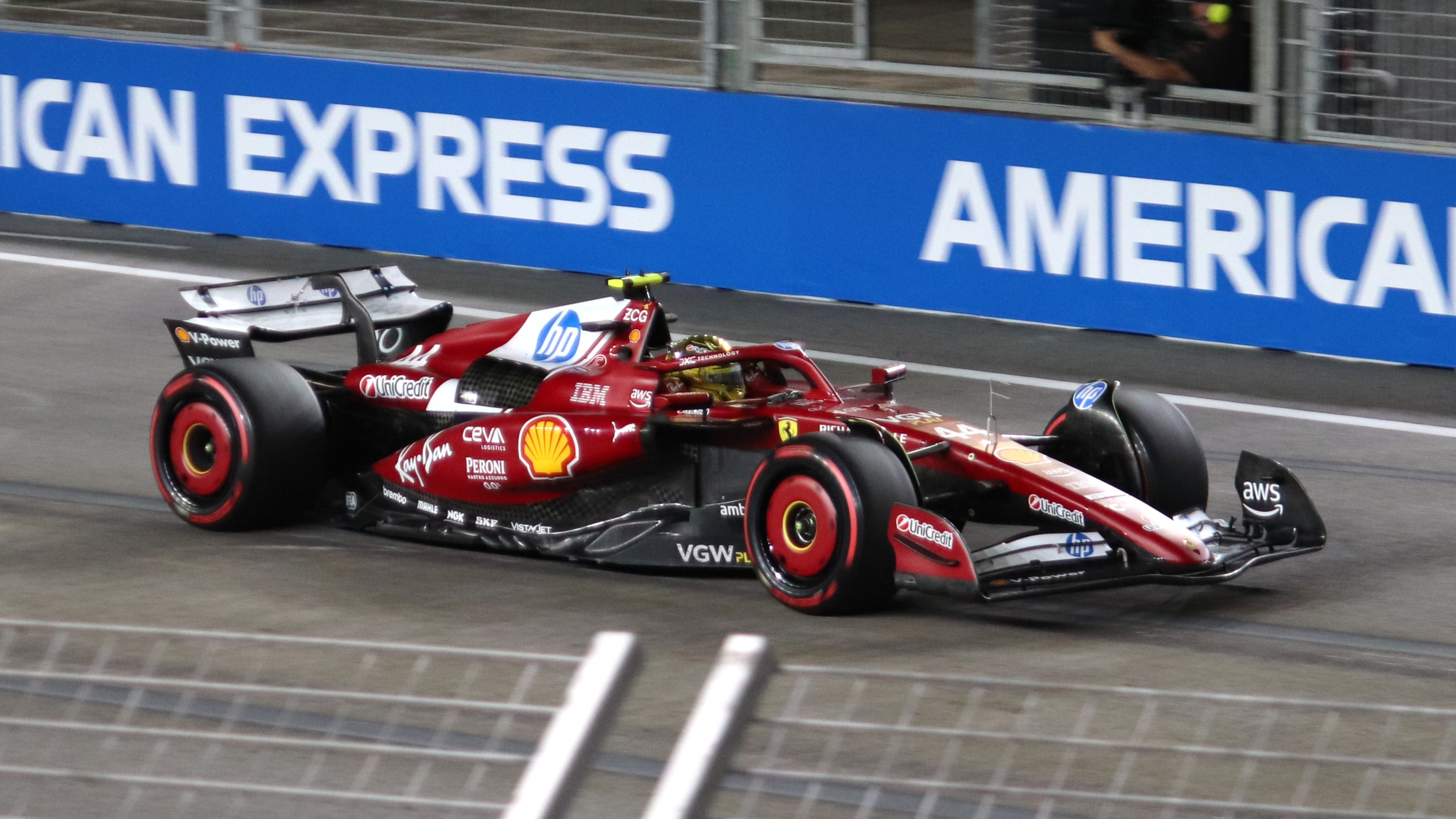 Lewis Hamilton 駕駛 Ferrari SF-25 參加 2025 年新加坡大獎賽第二節自由練習；此為 2025 FP2 資料照，並非本文所述 2026 正賽畫面。