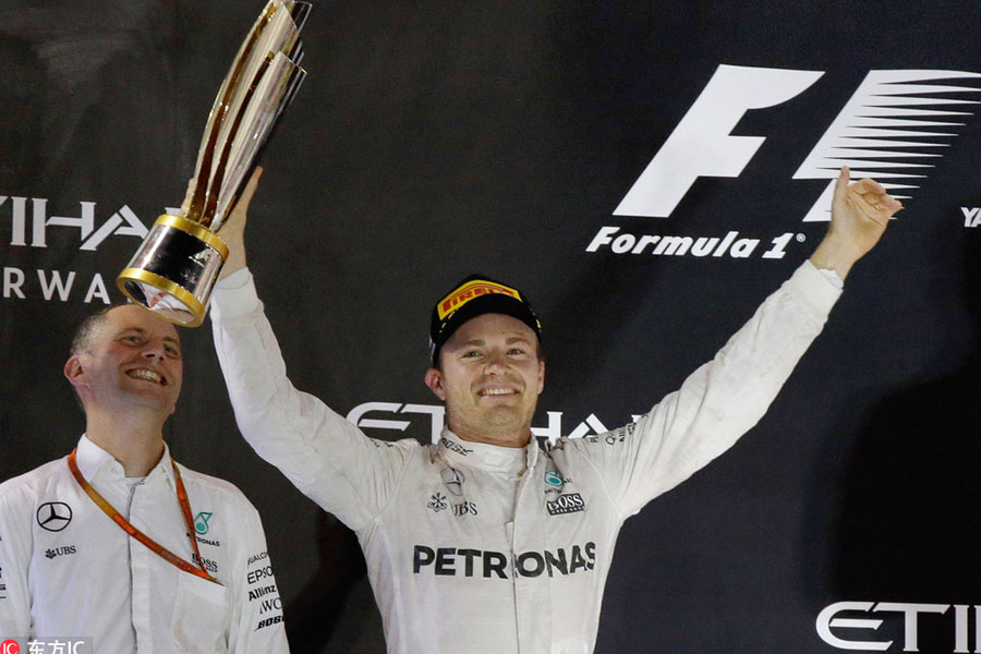 Nico Rosberg 2016 阿布達比站後舉起世界冠軍獎盃