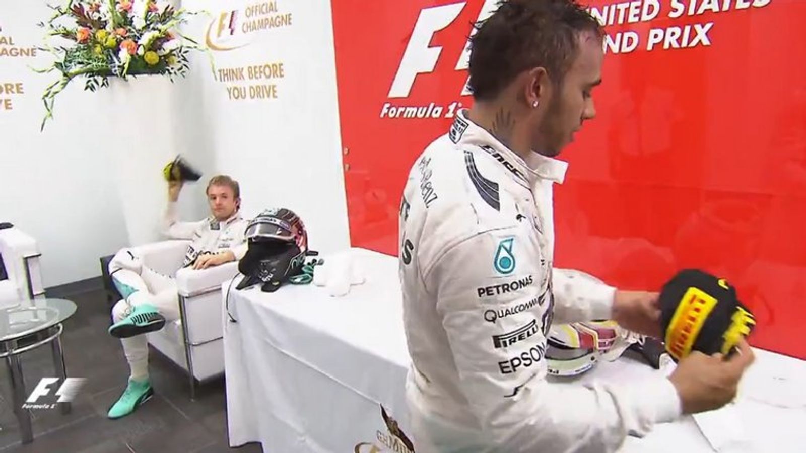 2015 美國站冷卻室 Nico Rosberg 將二名帽丟回 Lewis Hamilton